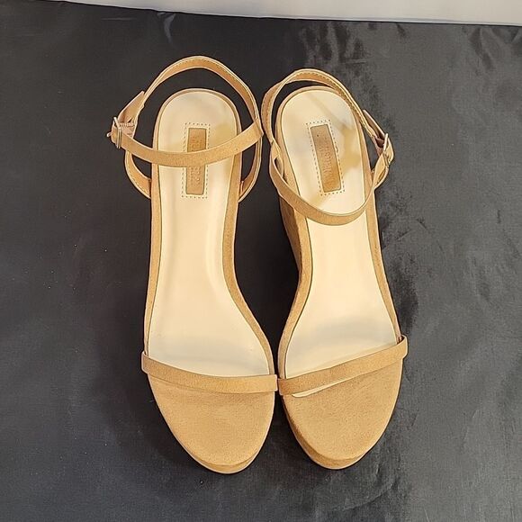 FOREVER 21 SUEDE WEDGE ROUND OPEN TOE ANKLE & ADJUSTABLE BUCKLE STRAP SANDAL - Picture 2 of 15